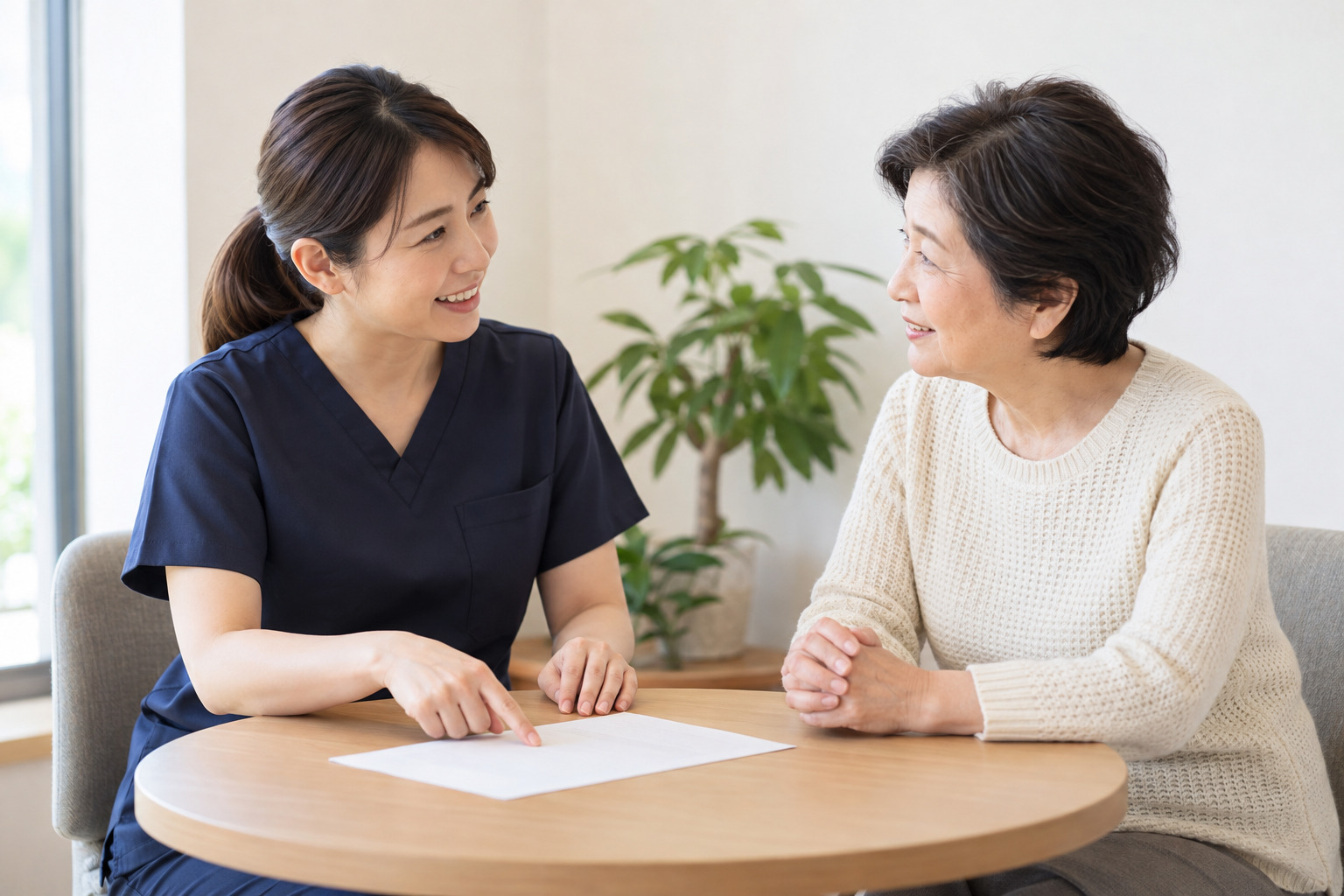 スタッフが書面を指しながら、お客様と笑顔でお話ししている様子