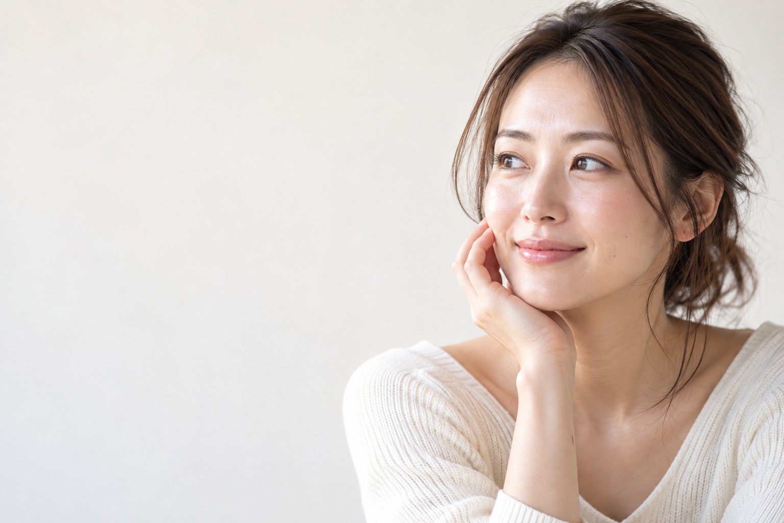 ツヤのある素肌の30代女性のイメージ