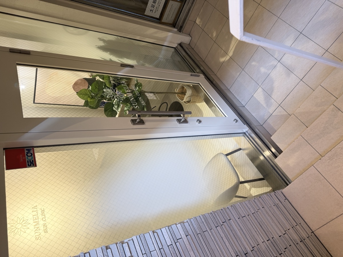 SUNMELIA SKIN CLINICの入口ドア